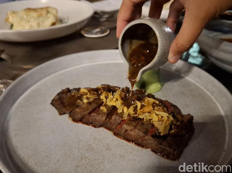 Lasagna dan Steak Enak dengan Sunset View di Tengah Kota Bandung