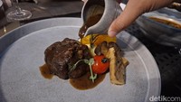 Jika datang ke sini jangan lupa untuk memesan menu steaknya. Ada Wagyu MB5 Tenderloin yang dipadukan dengan asparagus Lemabang, mashed potato, hingga kucuran saus barbequenya yang enak. Foto: detikcom/Diah Afrilian