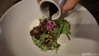 Menu pembuka andalan mereka yang menyegarkan ada Organic Lembang Salad. Arugula, selada, kale hingga bocconcini mozzarella dikucuri dengan pomegranate balsamic dressing nan segar. Foto: detikcom/Diah Afrilian