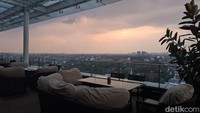 The 18th Restaurant and Lounge yang berada di lantai 18 The Trans Luxury Hotel Bandung menawarkan pemandangan yang tak biasa. Sambil menunggu pesanan datang, mata akan dimanjakan dengan perubahan warna langit menuju senja. Foto: detikcom/Diah Afrilian