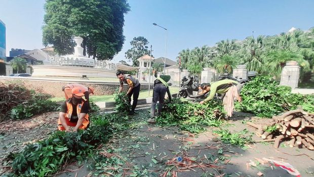 Tiang Listrik-Pohon Tumbang di Depan Komplek Jakbar, Lalin Sempat Macet