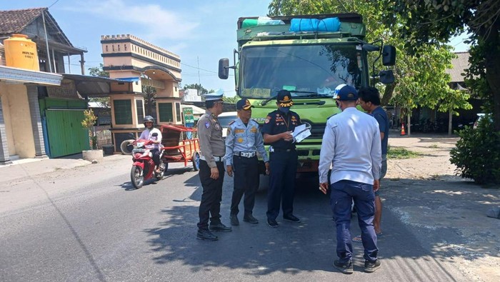 tilamg truk ODOL di Kediri