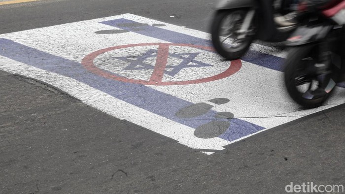 Tolak Zionis, Gambar Bendera Israel Ditempel di Jalan Ciputat Gambar bendera Israel ditempel di Jalan Ir H Juanda, Ciputat, Tangerang Selatan (Tangsel). Gambar tersebut ditempel sebagai bentuk kecaman terhadap serangan Israel di Timur Tengah.
