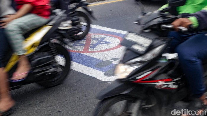 Gambar bendera Israel ditempel di Jalan Ir H Juanda, Ciputat, Tangerang Selatan (Tangsel). Gambar tersebut ditempel sebagai bentuk kecaman terhadap serangan Israel di Timur Tengah.