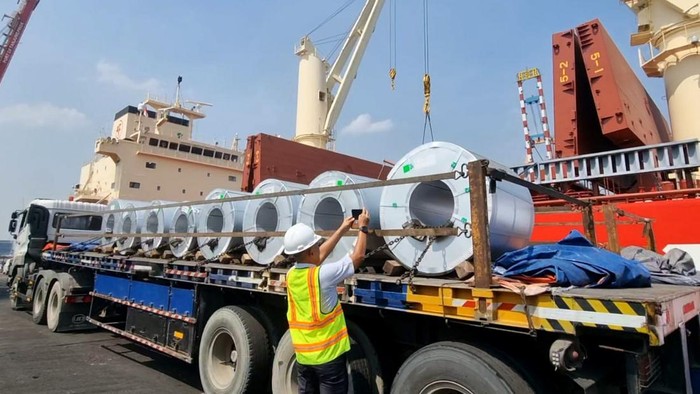 Untuk pertama kalinya Baja Lapis Aluminium Seng asli Indonesia tembus ekspor ke Kanada. Ini tak lepas dari kualitas produksi dalam negeri yang diakui dunia.