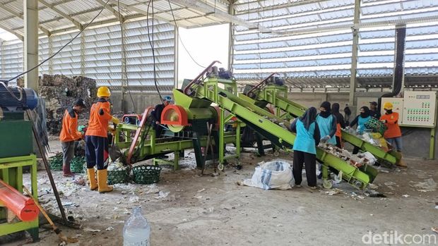 Operasional TPST Dingkikan Sedayu saat mengolah sampah menjadi RDF, Kamis (10/10/2024).