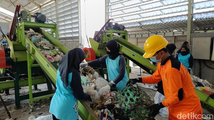 Operasional TPST Dingkikan Sedayu saat mengolah sampah menjadi RDF, Kamis (10/10/2024).