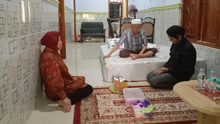 Risma didampingi Gus Dulloh mendapat doa dari Kiai Chusnaini