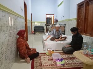Risma Didoakan KH Chusaini Ilyas Jadi Pemimpin yang Sejahterakan Jatim