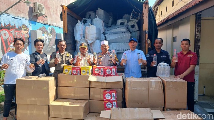 truk pengangkut ribuan arak Bali diamankan di pasuruan