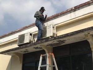 Panasnya Surabaya Bawa Berkah Bagi Tukang Servis AC