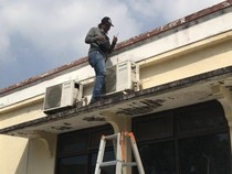 Panasnya Surabaya Bawa Berkah Bagi Tukang Servis AC