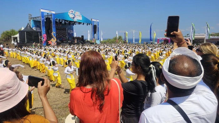 Turis asing menyaksikan pementasan Tari Rejang Renteng saat Nusa Penida Festival 2024, Kamis (10/10/2024). (Putu Krista/detikBali)