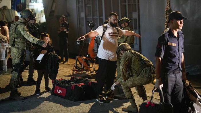 Turki Kirim Kapal Angkatan Laut untuk Evakuasi Warga Negaranya di Lebanon Warga Turki di Lebanon dievakuasi. Mereka dievakuasi menggunakan kapal Angkatan Laut militer Turki.