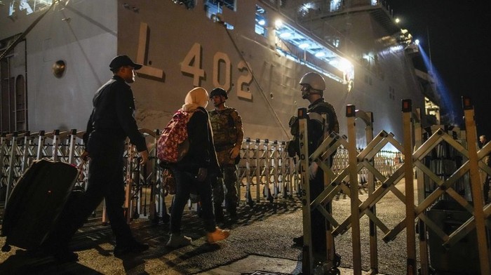 Turki Kirim Kapal Angkatan Laut untuk Evakuasi Warga Negaranya di Lebanon Warga Turki di Lebanon dievakuasi. Mereka dievakuasi menggunakan kapal Angkatan Laut militer Turki.
