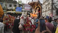 Seniman India berpakaian seperti dewa Hindu Rama (tengah kiri) dan Laksmana (tengah kanan) duduk di panggung selama prosesi festival Dussehra di Prayagraj, India, Kamis (10/10/2024).