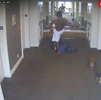 Dalam video yang viral, P Diddy terlihat hanya mengenakan handuk yang dililitkan ke pinggang mengejar Cassie yang keluar dari kamar hotel dan berjalan menuju lift. Diddy kemudian memegang leher Cassie dan mendorong wanita itu ke lantai. Saat Cassie terbaring tak bergerak, Diddy beberapa kali menendangnya. Rapper tersebut juga menariknya baju Cassie dan menyeretnya ke arah lorong hotel sebelum melepaskannya dan pergi dengan barang-barang miliknya. Foto: Dok. CNN