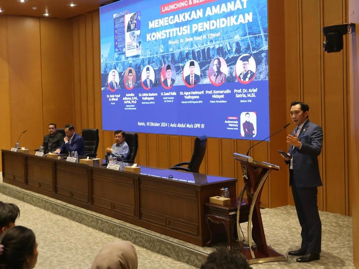 Wakil Ketua MPR RI dari Partai Demokrat, Edhie Baskoro Yudhoyono (Ibas), membuka acara peluncuran dan bedah buku ‘Menegakkan Amanah Konstitusi Pendidikan’ yang ditulis oleh Dr. Dede Yusuf M. Effendi di Jakarta, Kamis (10/10/2024).