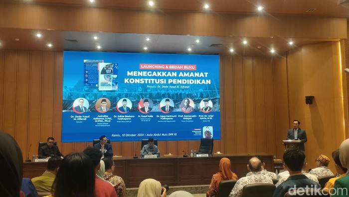 Wakil Ketua MPR RI dari Partai Demokrat, Edhie Baskoro Yudhoyono (Ibas), membuka acara peluncuran dan bedah buku ‘Menegakkan Amanah Konstitusi Pendidikan’ yang ditulis oleh Dede Yusuf M. Effendi. (Dwi R/detikcom)