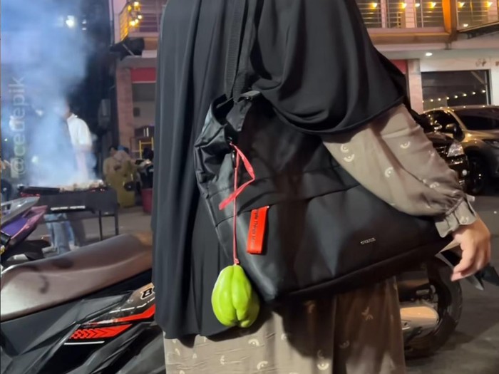Wanita ini memakai gantungan tas dari sayuran labu siam bikin ngakak. Ia mengikuti tren boneka Labubu yang sedang viral.