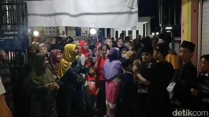 warga geruduk rumah pelaku investasi bodong