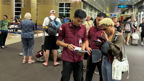 Warga negara Uganda berinsial LN dideportasi melalui Bandara Internasional I Gusti Ngurah Rai, Bali, pada Rabu (9/10/2024). (Foto: Dok. Kanwil KemenkumHAM Bali)