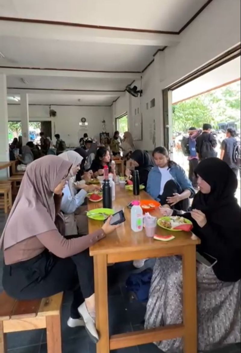 Warung Kita, kantin subsidi di IPB yang tawarkan nasi dan lauk seharga Rp 10 ribu.