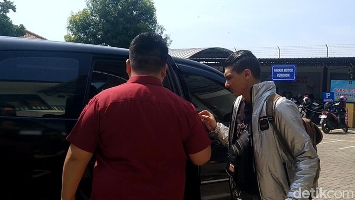 Momen warga Mesir bernama Androu Ashraf Ramzi Salib (24) digelandang petugas Kantor Imigrais Pemalang sebelum dideportasu karena bikin rusuh, Kamis (10/10/2024).