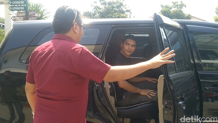 Momen warga Mesir bernama Androu Ashraf Ramzi Salib (24) digelandang petugas Kantor Imigrais Pemalang sebelum dideportasu karena bikin rusuh, Kamis (10/10/2024).