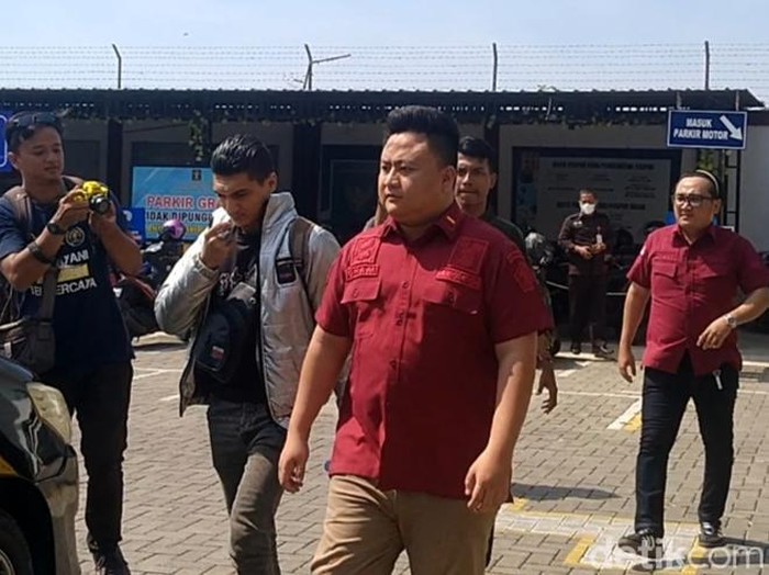 Momen warga Mesir bernama Androu Ashraf Ramzi Salib (24) digelandang petugas Kantor Imigrais Pemalang sebelum dideportasu karena bikin rusuh, Kamis (10/10/2024).