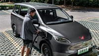 Mobil listrik ini bisa dicas cepat menggunakan DC fast charging. Dengan pengecasan cepat, ngecas dari 30 persen sampai 80 percen cuma butuh waktu 30 menit. Sedangkan dengan charger AC, ngecas dari 20-100 persen membutuhkan waktu 9,8 jam. Foto: Dok. Wuling