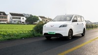 Hong Guang EV memiliki sistem penggerak roda belakang elektrik berdaya tinggi 75 kW yang memberikan dukungan daya yang kuat, kemampuan menanjak yang sangat baik, dan stabilitas. Hal ini membuatnya cocok untuk jalan perkotaan dan medan yang kompleks. Mobil ini juga dilengkapi baterai cerdas berpendingin cairan dengan jangkauan 300 km dalam kondisi CLTC. Transmisi otomatis menambah pengalaman berkendara yang mulus. Foto: Dok. Wuling