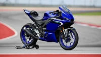 Fairing depan makin agresif dipadukan panel samping yang ramping. Berbeda dengan R25 atau R3 sebelumnya yang masih sedikit lebih lebar. Foto: Yamaha