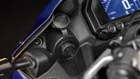 Untuk menunjang kepraktisan, terdapat juga soket USB-A baru yang terletak di sebelah layar yang menyediakan daya yang nyaman untuk pengisian daya ponsel atau gadget. Foto: Yamaha