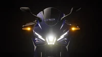 Assist and Slipper Clutch pertama kali terpasang di YZF-R3. Fitur ini membuat motor semakin halus saat perlambatan mesin dan mudah dikendalikan saat menurunkan gigi, sekaligus mengurangi tenaga yang dibutuhkan untuk menarik tuas kopling sehingga mengurangi kelelahan pada tangan. Foto: Yamaha