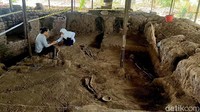 Kelima jasad ditemukan di kedalaman sekitar 1 meter dari permukaan tanah saat ini.