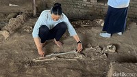 Lima kerangka manusia ditemukan di bagian timur sektor atau retuntuhan istana Bhre Wengker. Bekas istana itu persis di sebelah barat makam Dusun Bendo, Desa Kumitir.