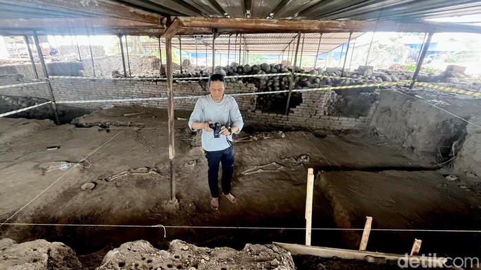 5 Kerangka Manusia Ditemukan saat Ekskavasi Istana Bhre Wengker di Mojokerto 5 Kerangka Manusia Ditemukan saat Ekskavasi Istana Bhre Wengker di Mojokerto