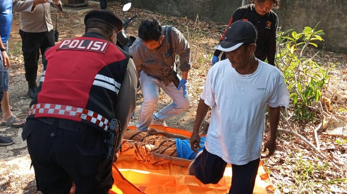 Agung Pribadi (24) ditemukan tewas tergantung di pohon jengkol.