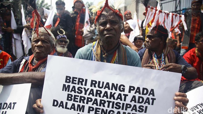 Sejumlah elemen masyarakat menggelar unjuk rasa di depan DPR, Jalan Gatot Subroto, Jakarta Pusat. Massa menuntut RUU Masyarakat Adat segera disahkan.