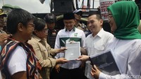 Tampak anggota Fraksi PKB Maman Imanulhaq, Daniel Johan, dan Anggia Ermarini menemui pendemo dan menerima salinan Draft Akademik RUU Masyarakat Adat dari Sekjen Konsorsium Pembaruan Agraria (KPA) Dewi Kartika dan Sekjen Aliansi Masyarakat Adat Nusantara (AMAN) Rukka Sombolinggi.  