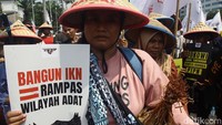 Aksi ini dihadiri oleh elemen masyarakat adat dari seluruh Indonesia. Massa membawa poster dan alat peraga lainnya dalam aksi ini.  