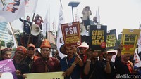 Selain masyarakat adat, ada buruh yang sudah berada di lokasi dan tengah berorasi di depan DPR.  