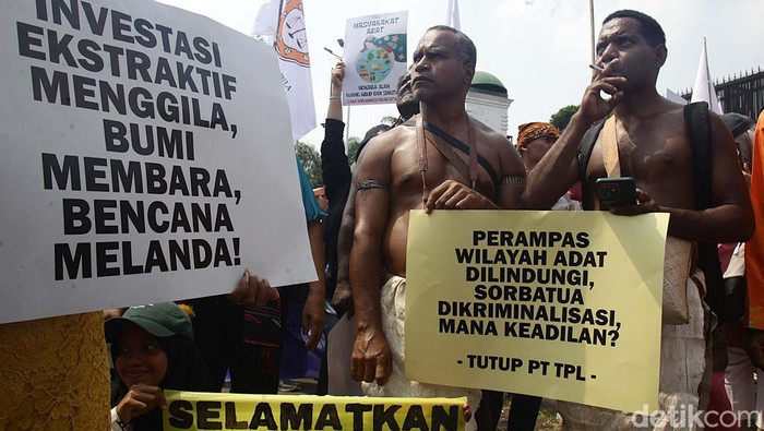 Aksi Massa Dorong RUU Masyarakat Adat Dibahas DPR Sejumlah elemen masyarakat menggelar unjuk rasa di depan DPR, Jalan Gatot Subroto, Jakarta Pusat. Massa menuntut RUU Masyarakat Adat segera disahkan.