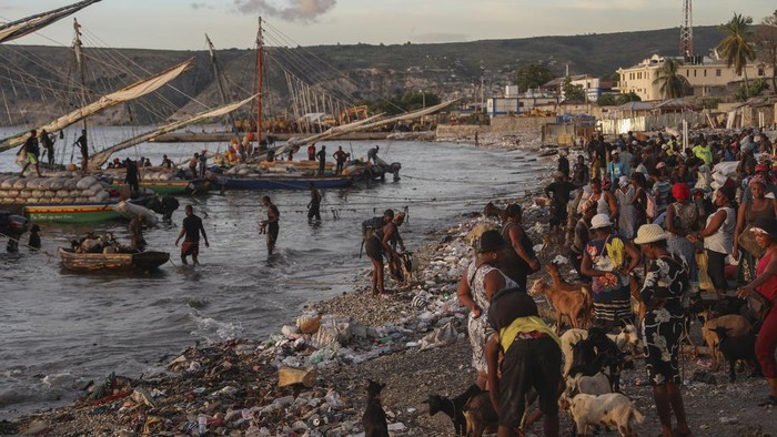 Aktivitas Warga Pesisir Pantai Haiti di Tengah Kekerasan Geng Kekerasan geng di Haiti belum juga usai. Sejumlah warga tetap melakukan aktivitas di pesisir pantai Haiti.