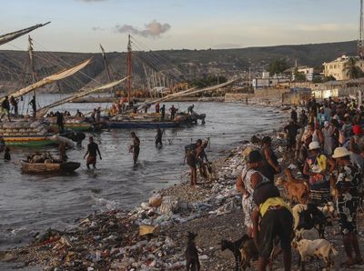 Aktivitas Warga Pesisir Pantai Haiti di Tengah Kekerasan Geng