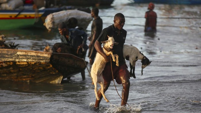 Kekerasan geng di Haiti belum juga usai. Sejumlah warga tetap melakukan aktivitas di pesisir pantai Haiti.