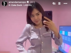 Gaya Kocak Amanda Manopo Pakai Gantungan Labu di Tas Rp 105 juta