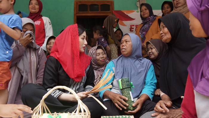 Anggota DPR RI Novita Hardini saat menemui kelompok perempuan perajin besek di Trenggalek.