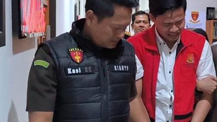 Anggota DPRD Solo ditahan Kejati Jabar setalah jadi tersangka korupsi dana hibah NPCI Jabar.